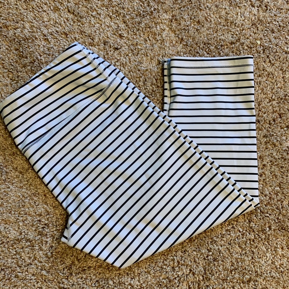 White and Back Scorpio Sol Yoga Capri
